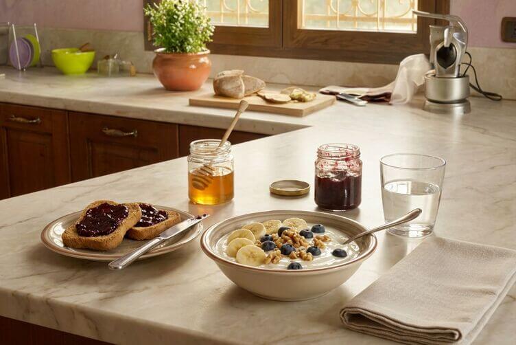 Colazione senza glutine con yogurt e frutta idee semplici per chi ha celiachia Colazione senza glutine con yogurt e frutta idee semplici per chi ha celiachia