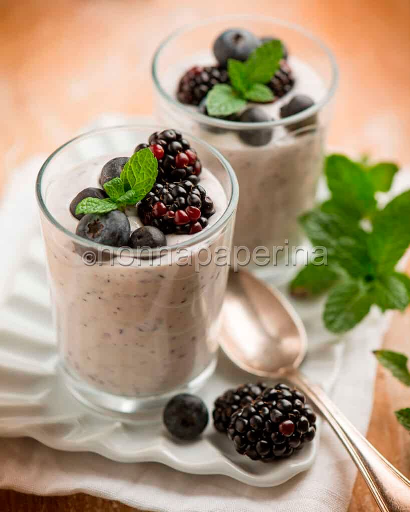 Crema di yogurt con mirtilli e more