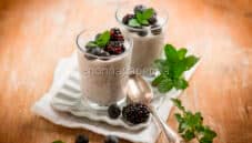 Crema di yogurt con mirtilli e more a colazione Crema di yogurt con mirtilli e more a colazione