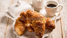 Croissant sfogliati con pasta madre, perfetti a colazione Croissant sfogliati con pasta madre, perfetti a colazione