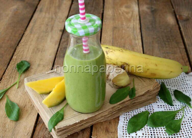 Frullato di spinaci mango e banana
