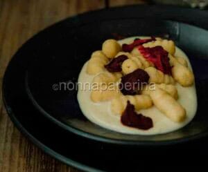 Gnocchetti di soia crema alle nocciole e chips Gnocchetti di soia crema alle nocciole e chips