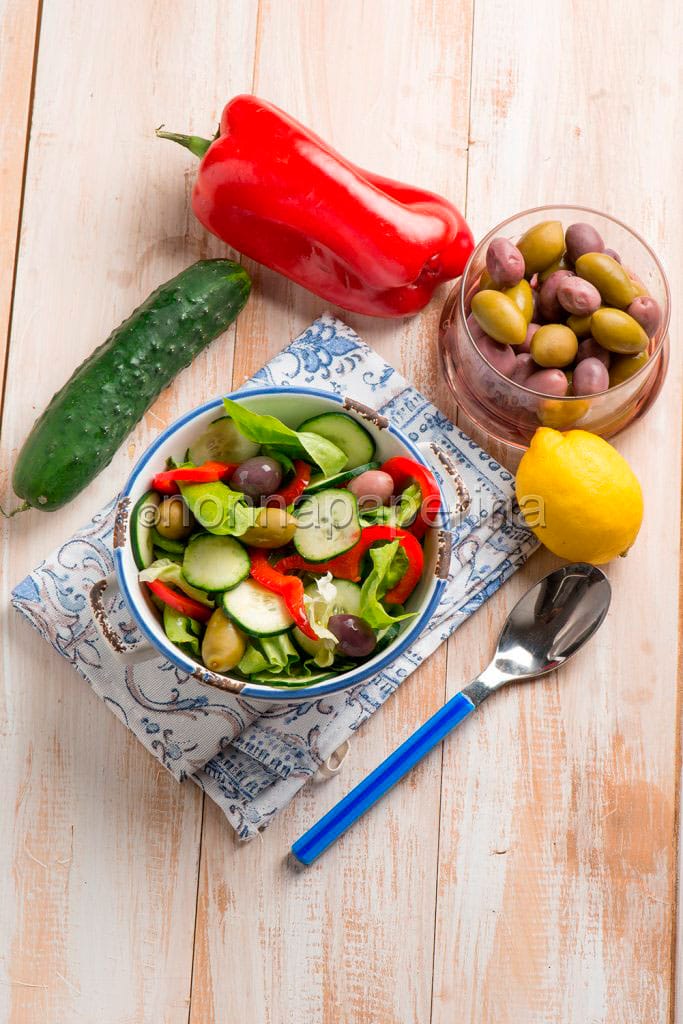 Insalata di peperoni, cetrioli e lattuga