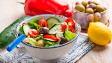 Insalata di peperoni, cetrioli e lattuga per la tua linea Insalata di peperoni, cetrioli e lattuga per la tua linea
