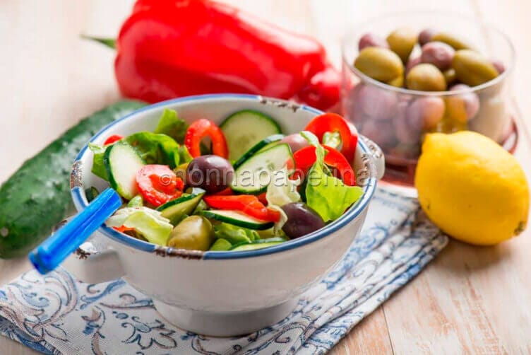 Insalata peperoni, cetrioli e lattuga