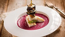Nasello con crema di barbabietola, un secondo gustoso