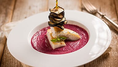 Nasello saporito con crema di barbabietola