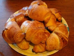 Croissant sfogliati con pasta madre