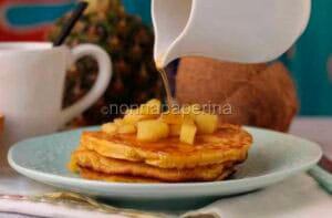 Pancake con latte di cocco e ananas sciroppato