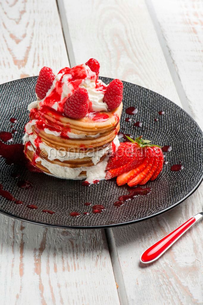 Pancakes con semi di chia, panna e lampon