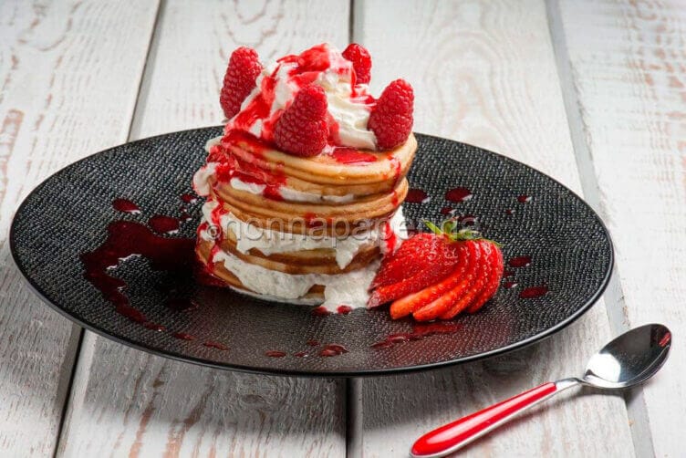 Pancakes con semi di chia, un’alternativa a colazione Pancakes con semi di chia, panna e lampon