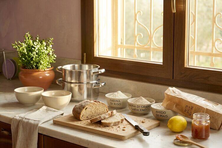 Pane senza glutine e farine sul tavolo sintomi celiachia e alimenti da riconoscere