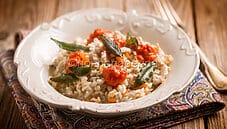 Riso con ragù di coniglio e crema di peperoni rossi