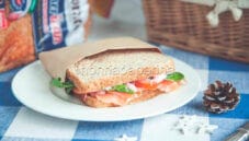 Sandwich integrale con salmone marinato