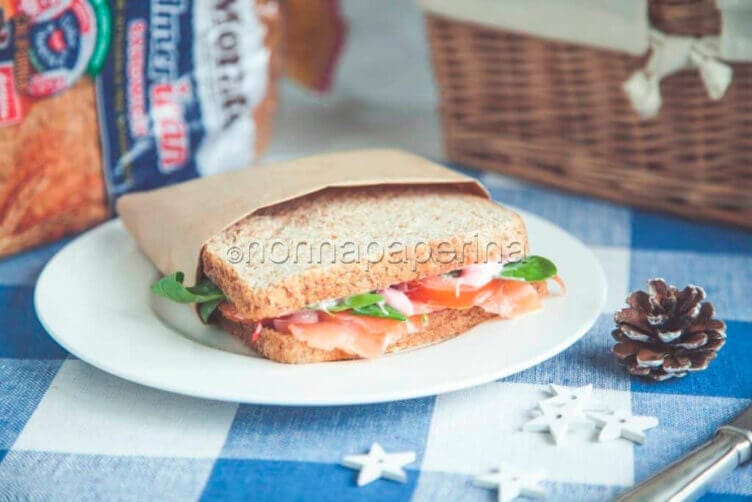 Sandwich integrale con salmone marinato