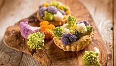 Tartellette con avocado e ratatouille, un antipasto colorato