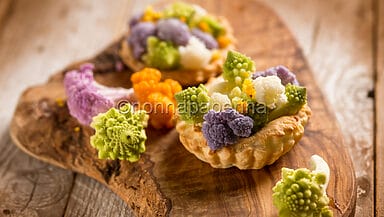 Tartelette con avocado e ratatouille