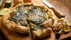 Torta salata con bietoline, zucchine e champignon Torta salata con bietoline, zucchine e champignon