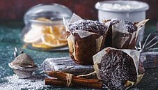 Tortine di carote e mandorle al cacao, dei dolci deliziosi