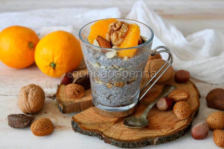 Budino con semi di chia e frutta secca