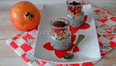 Budino con semi di chia, muesli e semi di melograno