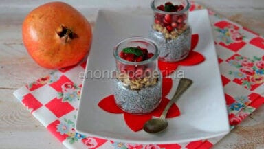Budino con semi di chia muesli e semi di melograno