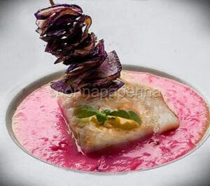 Nasello saporito con crema di barbabietola