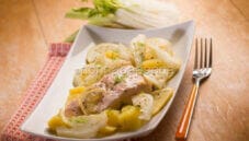 Filetto di salmone al forno con patate e finocchi Filetto di salmone al forno con patate e finocchi