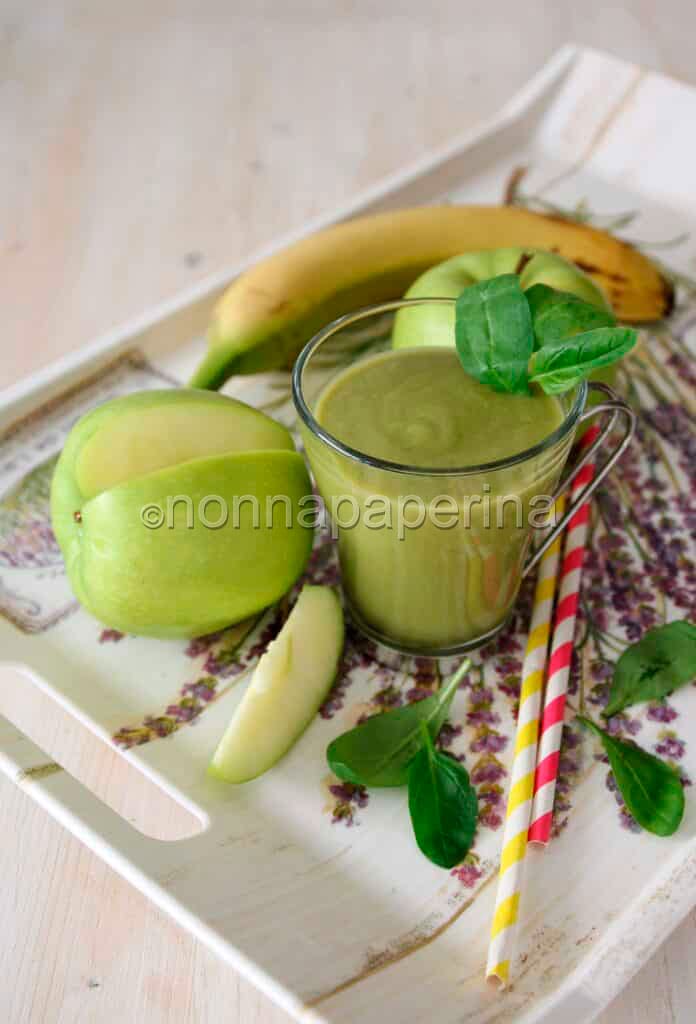 Frullato di mela verde, spinaci e banana Frullato di mela verde, spinaci e banana