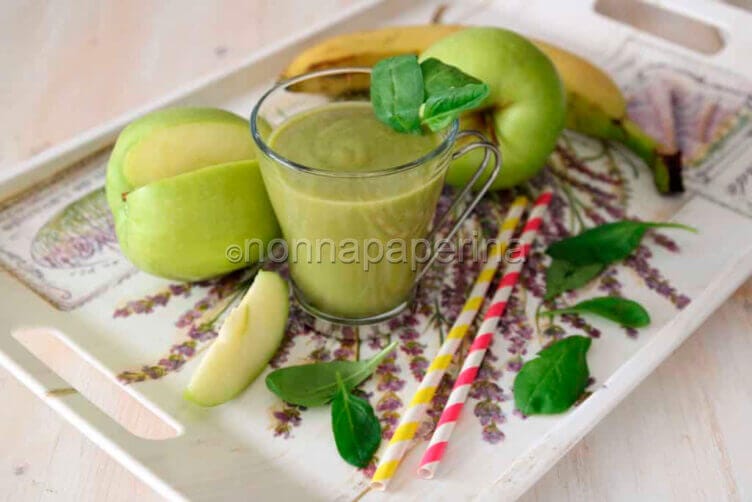 Frullato di mela verde, spinaci e banana Frullato di spinaci mango e banana