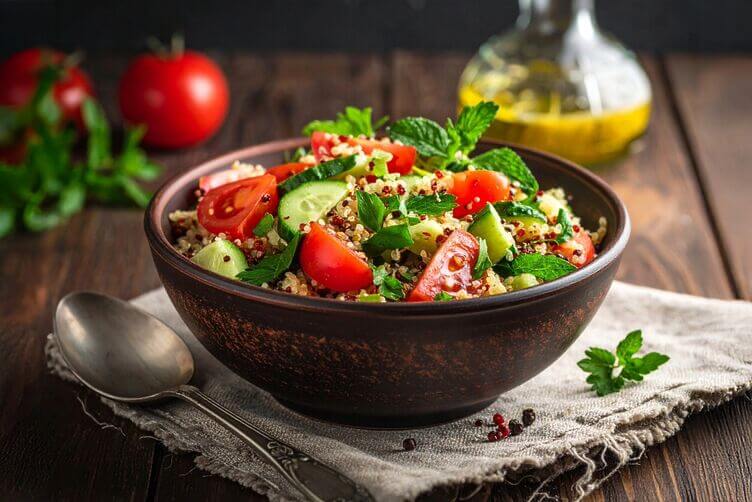Insalata di quinoa con prezzemolo, menta, cetriolo, pomodoro e cipollotto