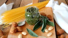 Pesto di mandorle e salvia: una salsa golosa Pesto di mandorle e salvia: una salsa golosa