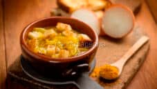Zuppa di cipolla e curcuma: i benefici nel piatto
