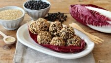 Crocchette ceci neri e quinoa: ricetta proteica con radicchio rosso Crocchette ceci neri e quinoa: ricetta proteica con radicchio rosso