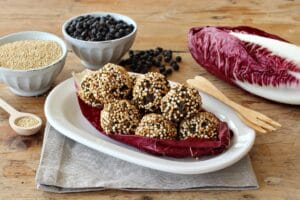 Crocchette ceci neri e quinoa: ricetta proteica con radicchio rosso Crocchette ceci neri e quinoa: ricetta proteica con radicchio rosso