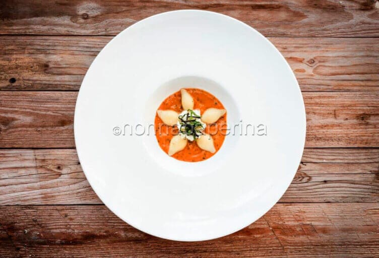 tofette con crema di peperoni e julienne croccante