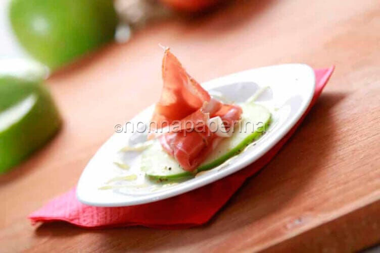 Antipasto con speck mela verde e miele