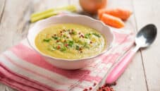 Crema di pastinaca al dragoncello e pepe rosa Crema di pastinaca al dragoncello e pepe rosa