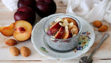 budino di semi di Chia con prugne e mandorle