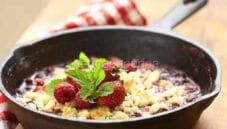 Crumble di fragole e lamponi: dessert allegro Crumble di fragole e lamponi: dessert allegro