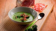 Minestra di broccoli con prosciutto crudo