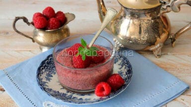 Budino di semi di chia con lamponi