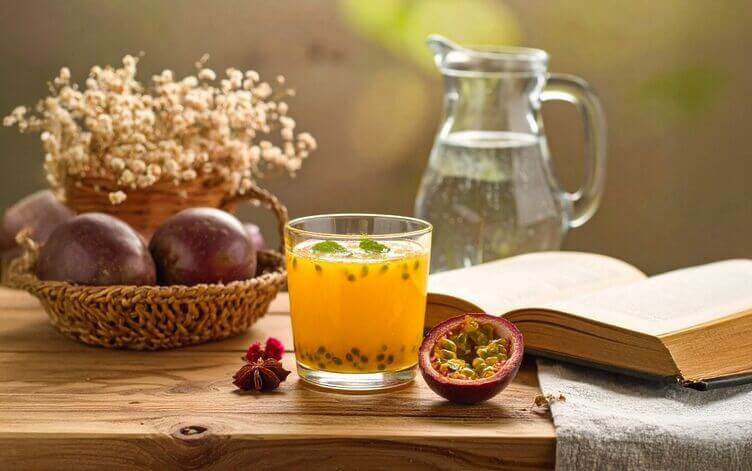 Bicchiere di succo fresco di frutto della passione