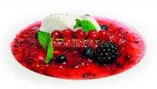 Zuppa di frutti rossi con gelato alla vaniglia e menta