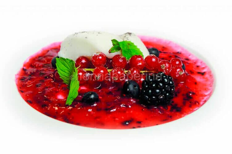 Zuppa di frutti rossi con gelato alla vaniglia e menta Zuppa di frutti rossi