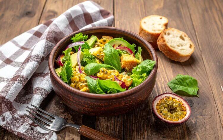 Insalata con frutto della passione avocado e spinacino