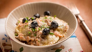 Ravioli al teff con salmone