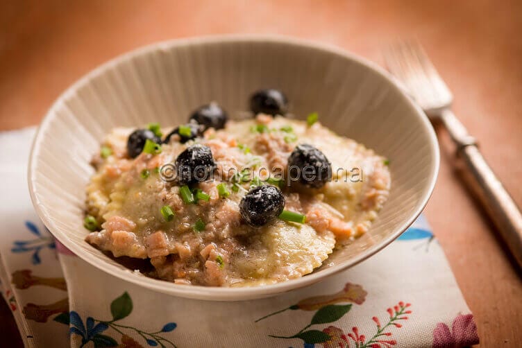 Ravioli al teff con salmone