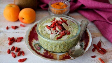 Budino di semi di Chia con curcuma mandorle e bacche di Goji