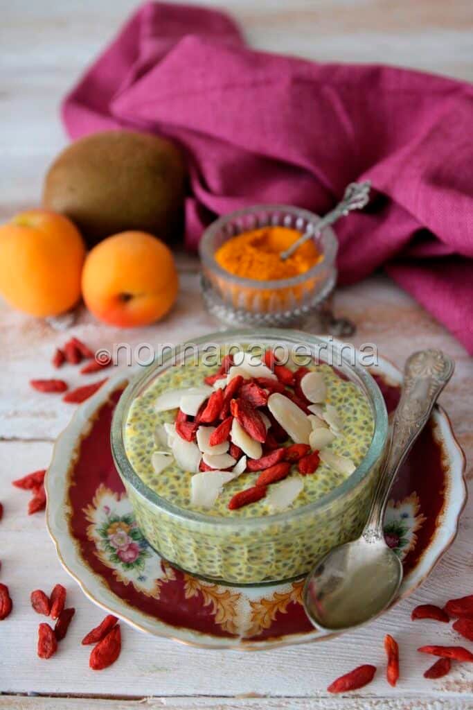 Budino di semi di Chia con curcuma mandorle e bacche di Goji Budino di semi di Chia con curcuma mandorle e bacche di Goji